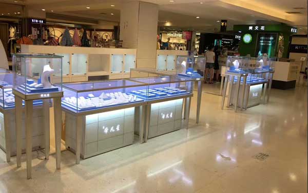 鴻鈦17年設(shè)計(jì)生產(chǎn)珠寶展柜的廠(chǎng)家