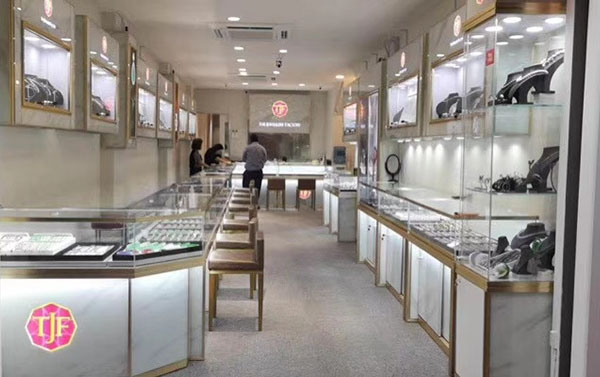 定制玻璃珠寶展柜，更專業(yè)的是鴻鈦展示