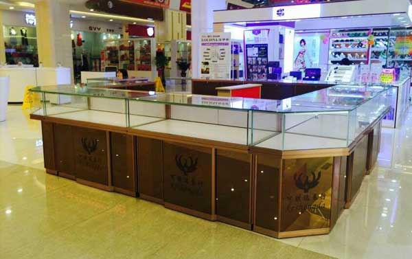 玻璃精品展柜廠家可不可以定制，怎么看?