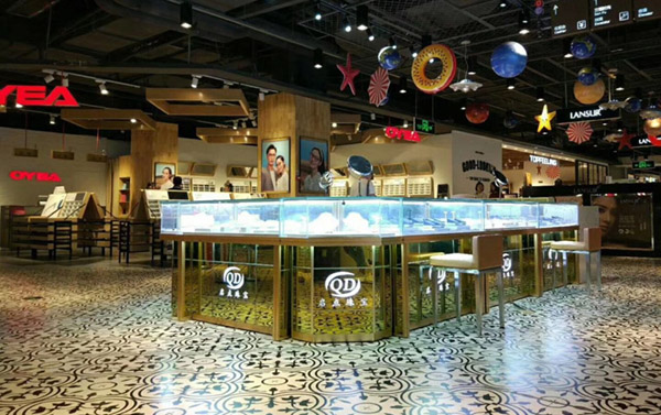 如何選擇合適又專業(yè)的珠寶展柜廠家