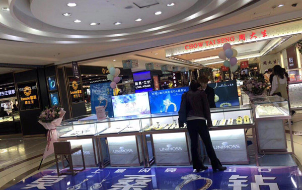 論挑選到專(zhuān)業(yè)珠寶展柜廠家的必要性